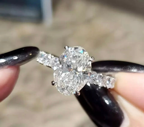 Nora - oval brilliant diamond